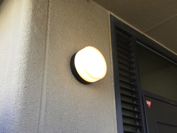 AUE647097 エクステリア LEDポーチ灯 非調光 電球色 防雨型 白熱球40W相当 コイズミ照明 照明器具 門灯 玄関 屋外用照明 - 2