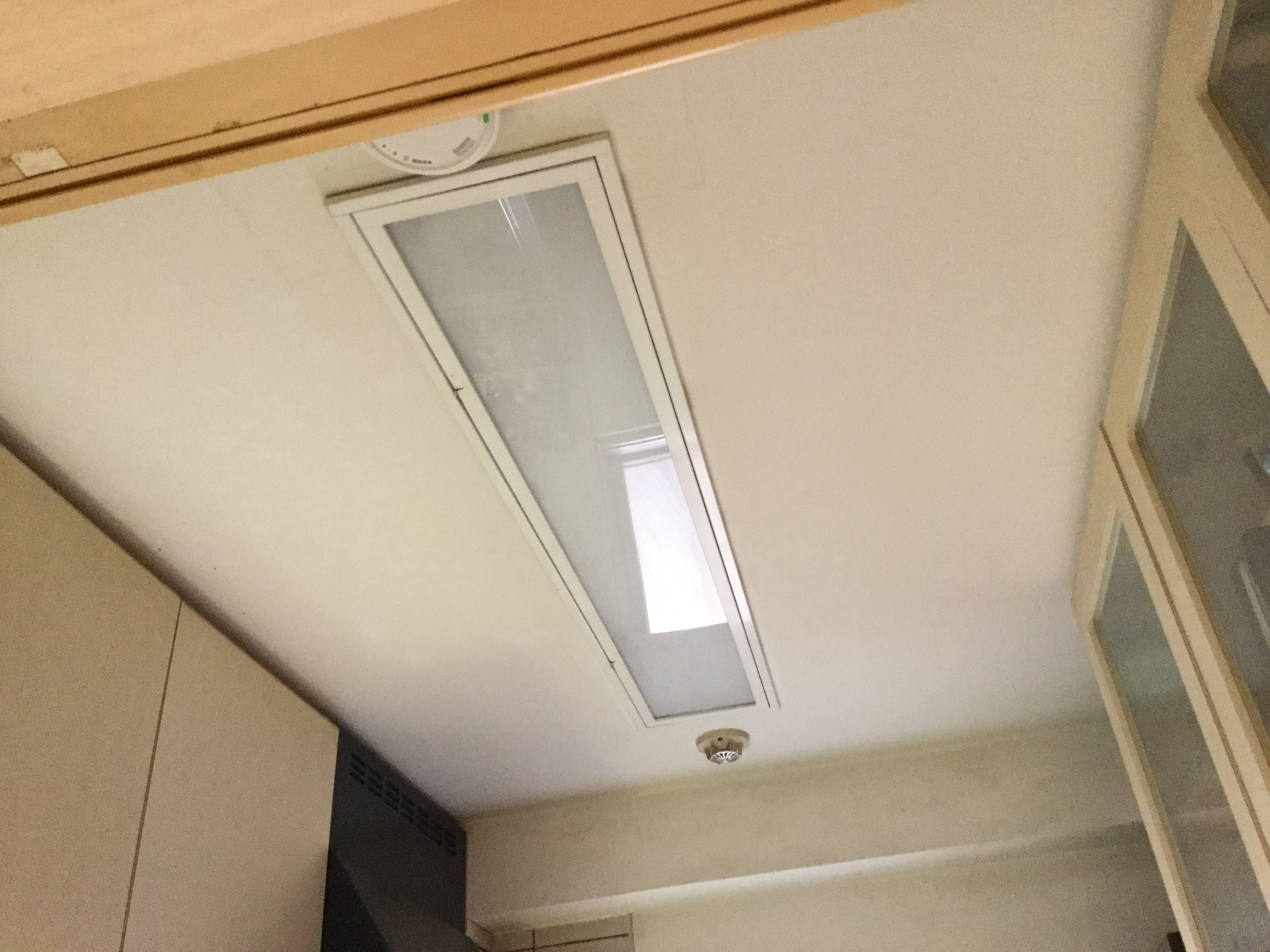 キッチンの埋込型照明器具を交換したい（東京都新宿区のお客様より