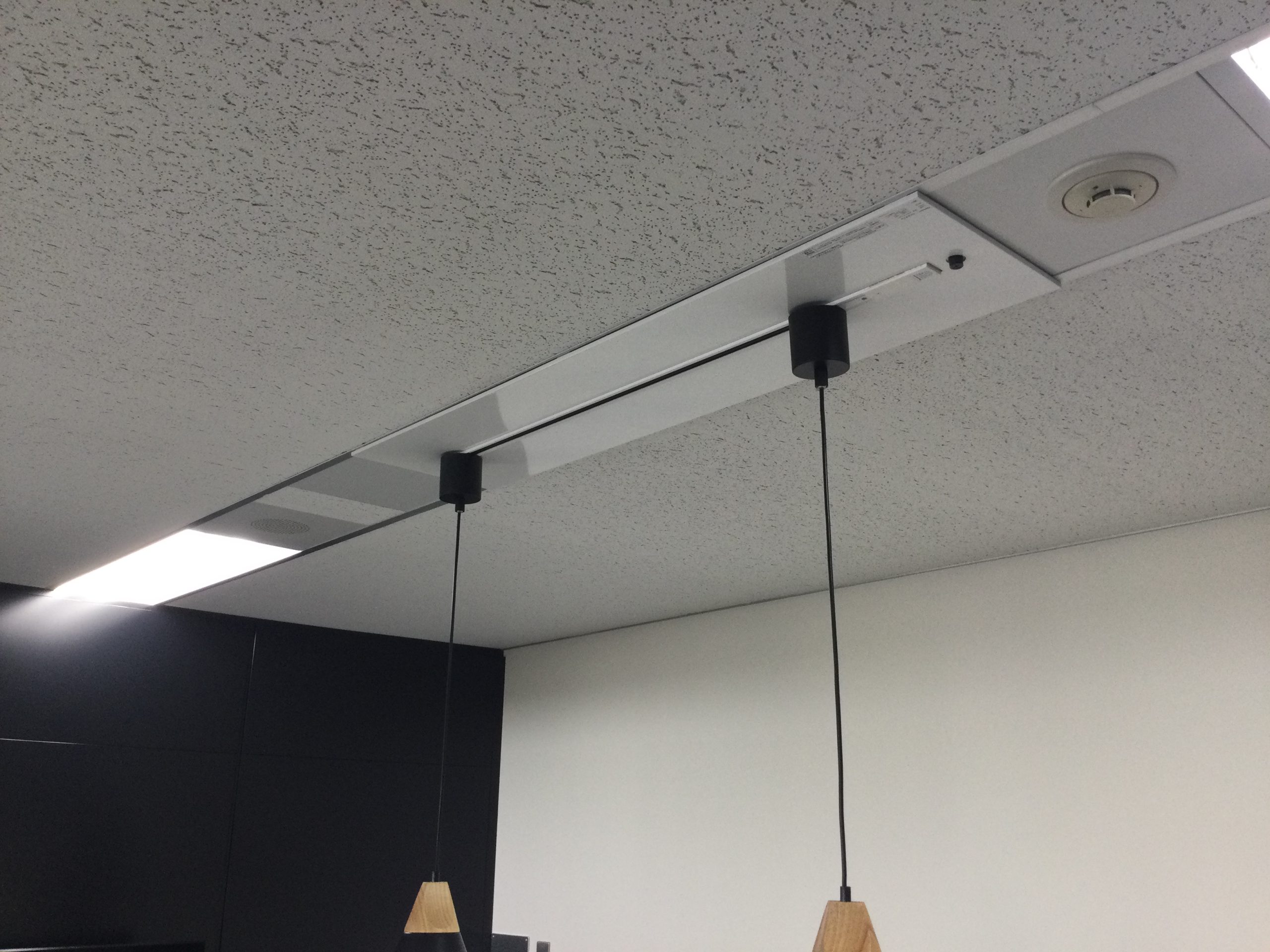 オフィスの蛍光灯システム天井をパナソニック製イージーアップ配線